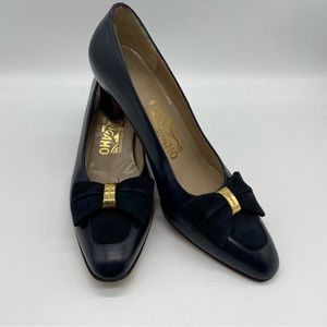 Salvatore Ferragamo Classic Minimalist Vintage Navy Blue Pumps 8 AAAA